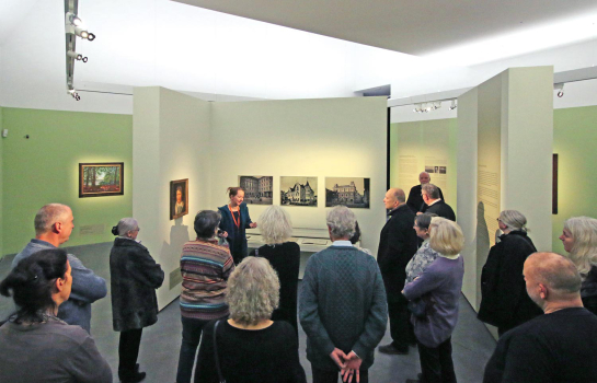 Dr. Andrea Thiele führt durch die erste Ausstellung des Forschungsprojektes 'Stifter & Schenker' der Freunde und Förderer des Kunstmuseums Moritzburg Halle (Saale) e. V. | © Matthias Kunkel