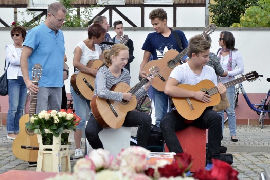 Flashmob 'Ode an die Freude' auf dem Salzblumenplatz der Stadt Schönebeck, 2017 | © Thorlaf Winkler, Förderverein 'Freunde der Kreismusikschule Schönebeck' e. V.